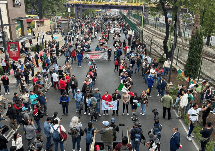 Maestros de la CNTE marchan rumbo al estadio
