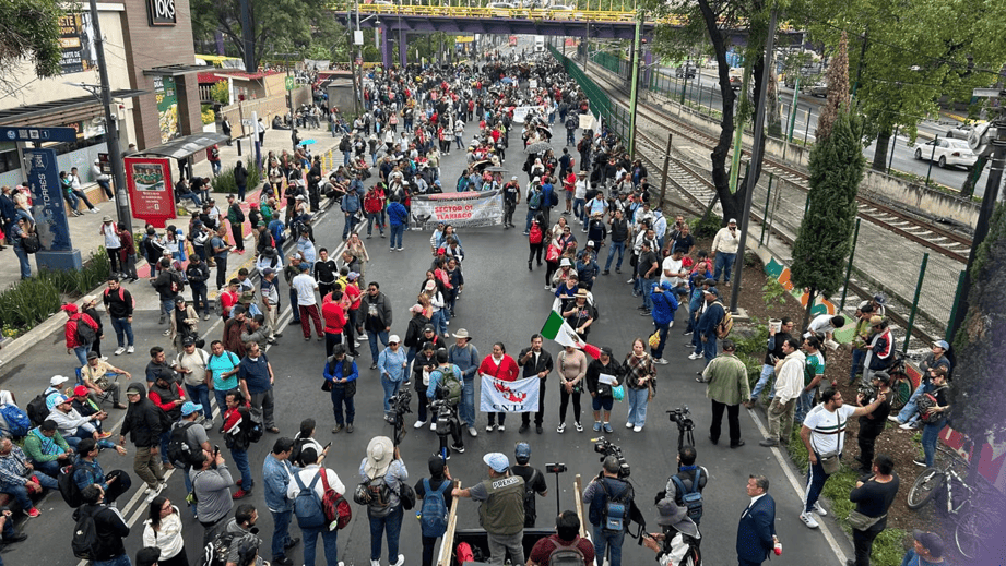Maestros de la CNTE marchan rumbo al estadio