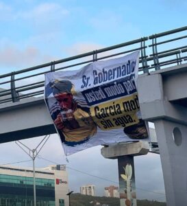 La Falta de agua en Nuevo León provocó la movilización de vecinos en García, quienes alzaron la voz con mensajes de protesta en distintas avenidas del área metropolitana.