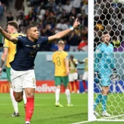 Mbappé acecha a Lionel Messi y mantiene viva la lucha por la cima histórica