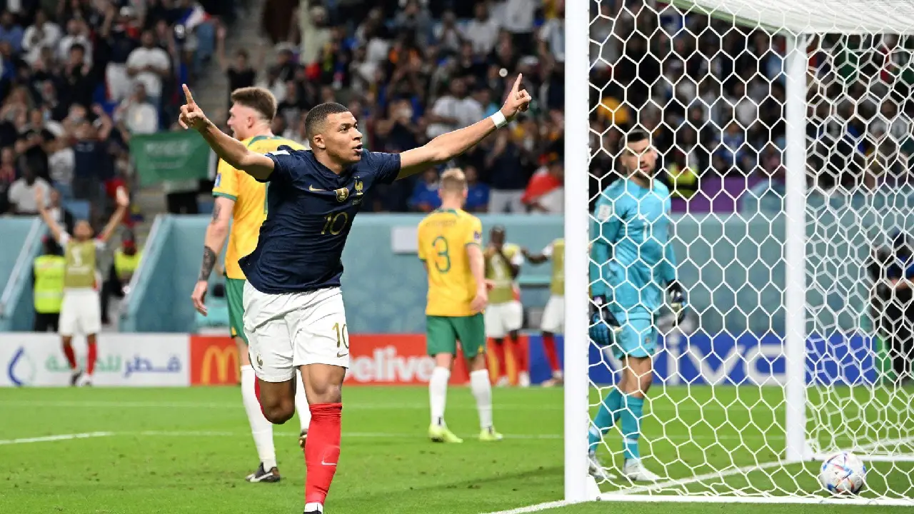 Mbappé acecha a Lionel Messi y mantiene viva la lucha por la cima histórica