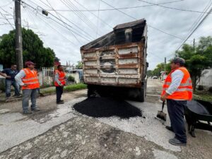 Los trabajos incluyen bacheo profundo y superficial con concreto asfáltico en caliente para mejorar la calidad de las vialidades y prolongar su vida útil en la colonia Melchor Ocampo.