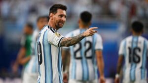 Lionel Messi volvió a demostrar por qué es una leyenda del fútbol. Con tres goles ante Argelia, el capitán argentino alcanzó los 16 tantos en la máxima competencia internacional de selecciones y quedó a las puertas de convertirse en el máximo goleador histórico en solitario. La historia sigue escribiéndose y Messi quiere más.