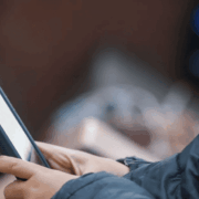 México analiza posibles restricciones al uso de celulares y redes sociales
