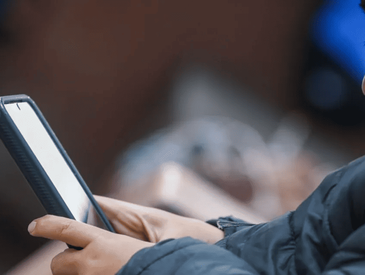 México analiza posibles restricciones al uso de celulares y redes sociales