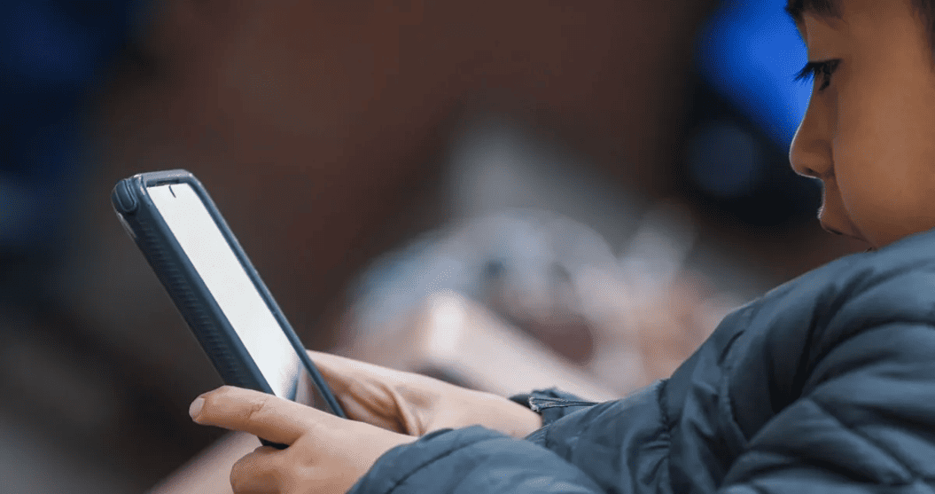 México analiza posibles restricciones al uso de celulares y redes sociales