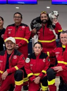 La Perrita rescatista de Cancún, Munek, se ha convertido en un símbolo de esperanza al apoyar a Venezuela después de los devastadores sismos, demostrando el valor de los binomios caninos en las labores de búsqueda y rescate.