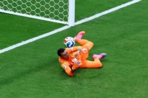 Fernando Muslera en acción durante el partido ante España, en un duelo marcado por el error que terminó influyendo en el resultado y dejó a Uruguay fuera del torneo.