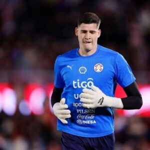 Orlando Gill se viste de héroe al atajar dos penales clave en la tanda decisiva del partido donde Alemania cayó ante Paraguay, sellando el pase histórico a los octavos de final.