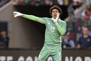 Seis Mundiales, seis Copas Oro y más de 150 partidos con el Tricolor respaldan el legado de Guillermo Ochoa, uno de los porteros más importantes en la historia del fútbol mexicano.