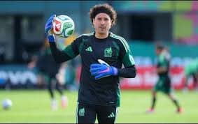 Javier Aguirre aclaró la situación de Guillermo Ochoa, señalando que el golpe en la cadera fue solo un susto y que el arquero continuó entrenando con normalidad.