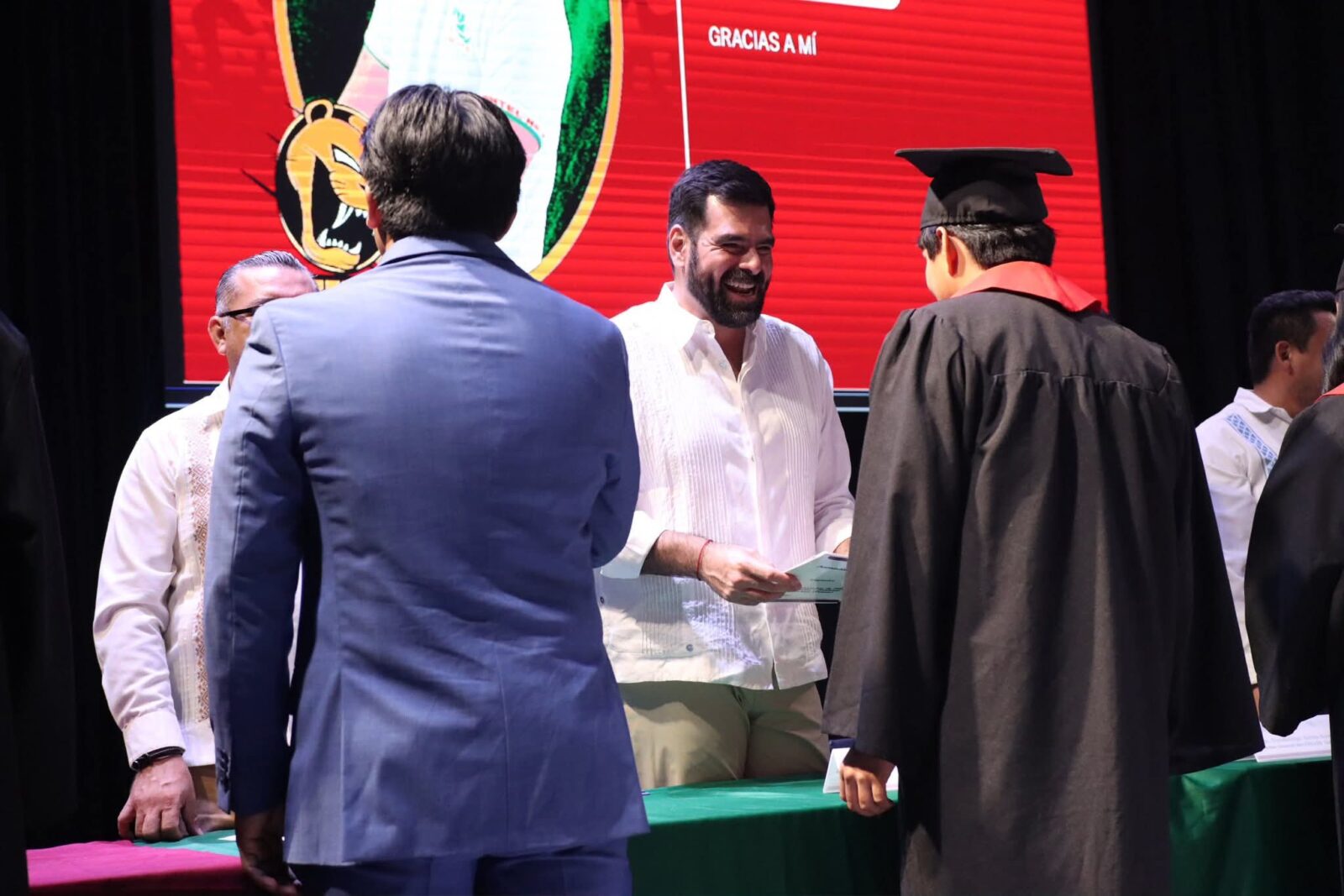 Participa Daniel Casasús graduación de jóvenes