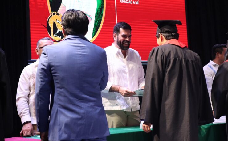 Participa Daniel Casasús graduación de jóvenes