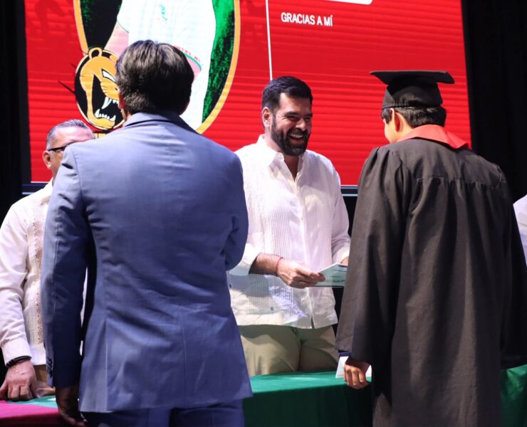 Participa Daniel Casasús graduación de jóvenes