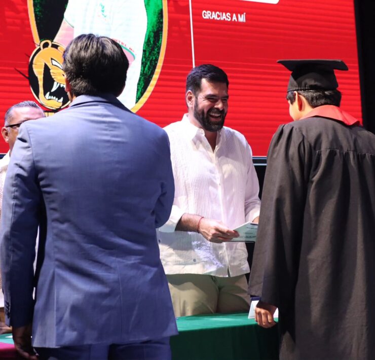 Participa Daniel Casasús graduación de jóvenes