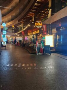 Empresarios y trabajadores del sector turístico aseguran que la Crisis turística ya alcanzó a Playa del Carmen, impactando la ocupación de restaurantes, bares y comercios en uno de los principales destinos del Caribe Mexicano.