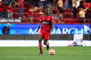 Jackson Porozo, defensor ecuatoriano de Xolos de Tijuana, destaca por su solidez en la zaga y su experiencia en la Liga MX, donde ha demostrado seguridad y capacidad física en cada partido.