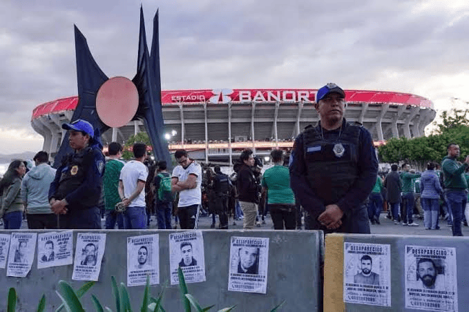 Protestas en las inmediaciones del Estadio Azteca