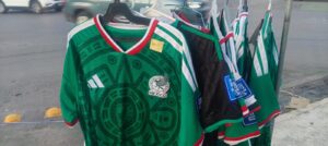 Los precios de las playeras de la Selección Mexicana oscilan entre los 550 y 650 pesos, convirtiéndose en uno de los artículos más buscados por los aficionados que viven la Fiebre Mundialista en Yucatán.