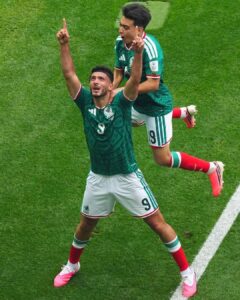 Raúl Jiménez selló la victoria de México con un certero remate de cabeza, anotando un gol histórico y liderando al Tricolor en un debut que ilusiona a toda la afición.