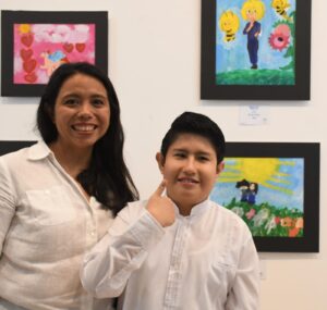 Autoridades de Grupo ASUR, el CRIT Yucatán y familiares de los expositores participaron en la inauguración de la Exposición Sueños sin escalas, una iniciativa que promueve la inclusión y celebra el talento de niñas, niños y jóvenes artistas.