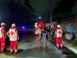 Personal de Protección Civil, Seguridad Ciudadana y paramédicos municipales se sumaron al operativo de emergencia que permitió controlar el incendio en la subestación de CFE sin reportar personas lesionadas.