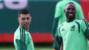 Julián Quiñones y Erick Lira comparten un momento de bromas durante el entrenamiento; las dinámicas internas reflejan el gran ambiente de la Selección Mexicana en el CAR.