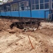 Socavones en escuela primaria de Ticul generan alarma entre padres de familia