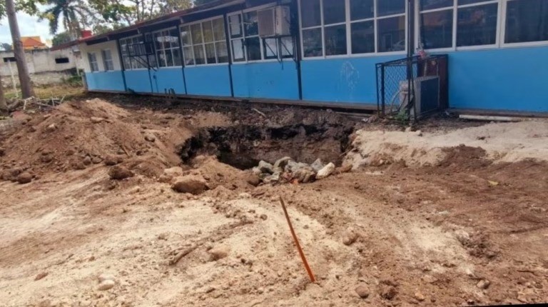 Socavones en escuela primaria de Ticul generan alarma entre padres de familia