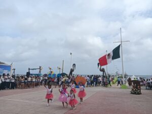 El desfile escolar llenó de color y alegría las calles de Telchac Puerto, donde estudiantes rindieron homenaje al ecosistema marino durante la celebración del Día de la Marina.