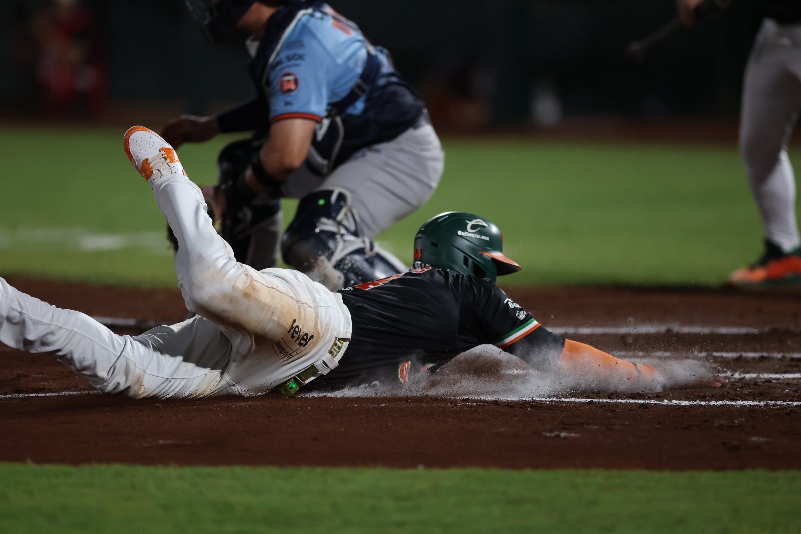 Tigres golpea primero, pero Leones responde con contundente blanqueada