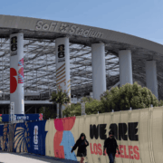 Trabajadores del SoFi Stadium autorizan huelga