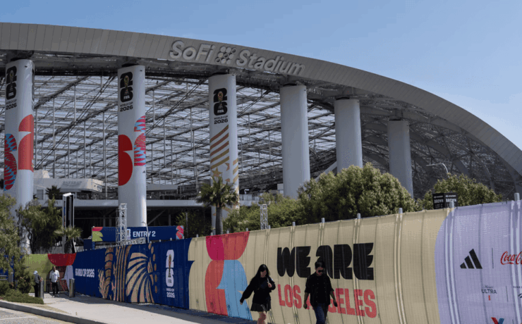 Trabajadores del SoFi Stadium autorizan huelga