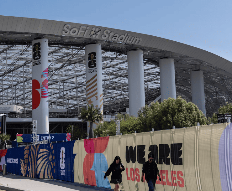 Trabajadores del SoFi Stadium autorizan huelga