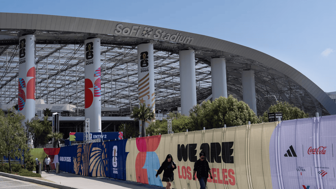 Trabajadores del SoFi Stadium autorizan huelga