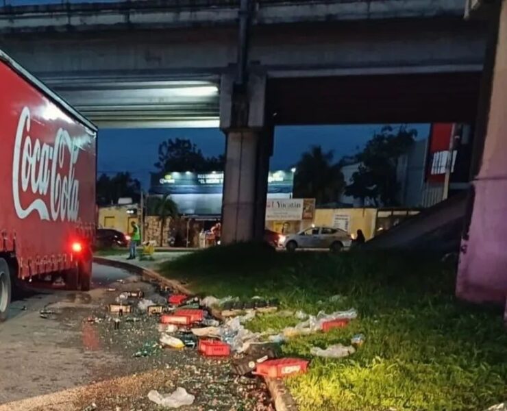 ¡Miles de vidrios sobre el asfalto! Camión refresquero pierde dos tarimas en glorieta del Periférico