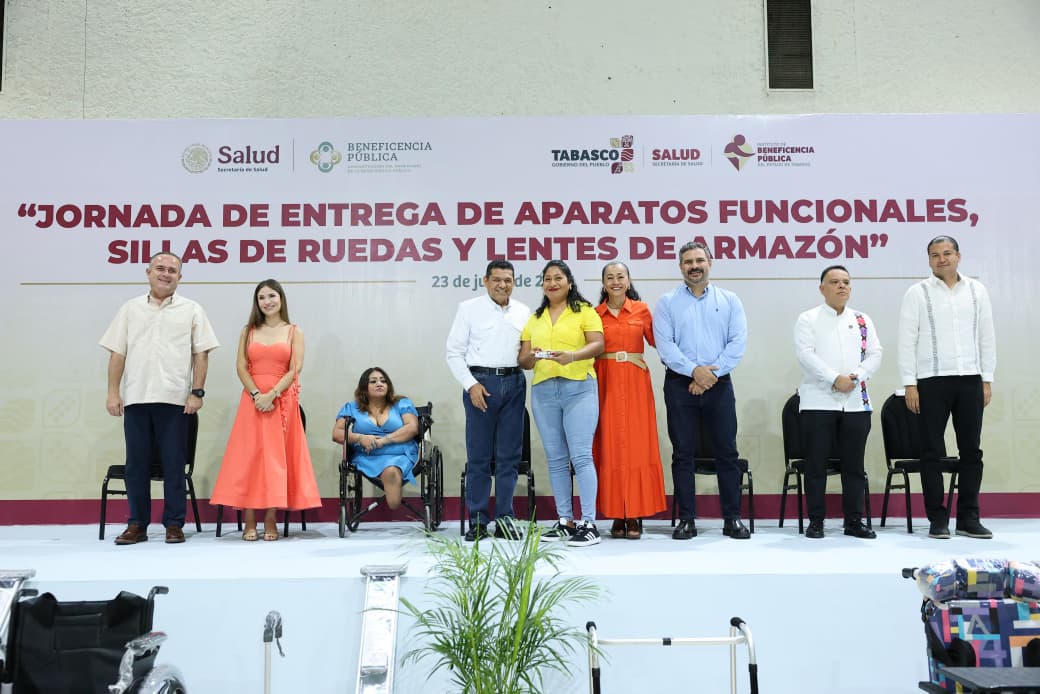 Entregan aparatos funcionales y lentes a personas con discapacidad en Tabasco