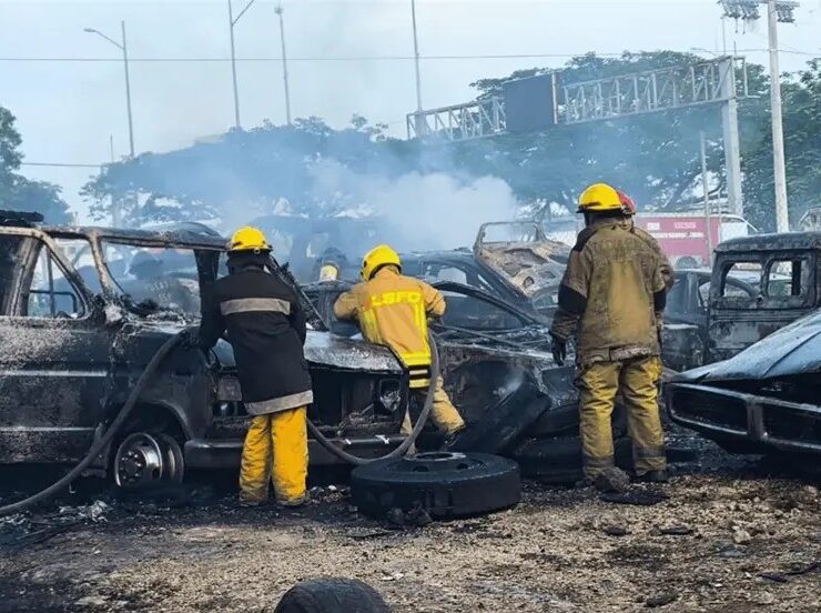 Fuerte incendio arrasa lote de autos en Leandro Valle
