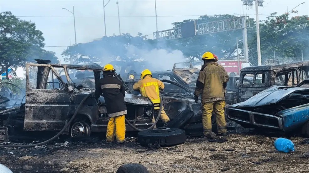Fuerte incendio arrasa lote de autos en Leandro Valle
