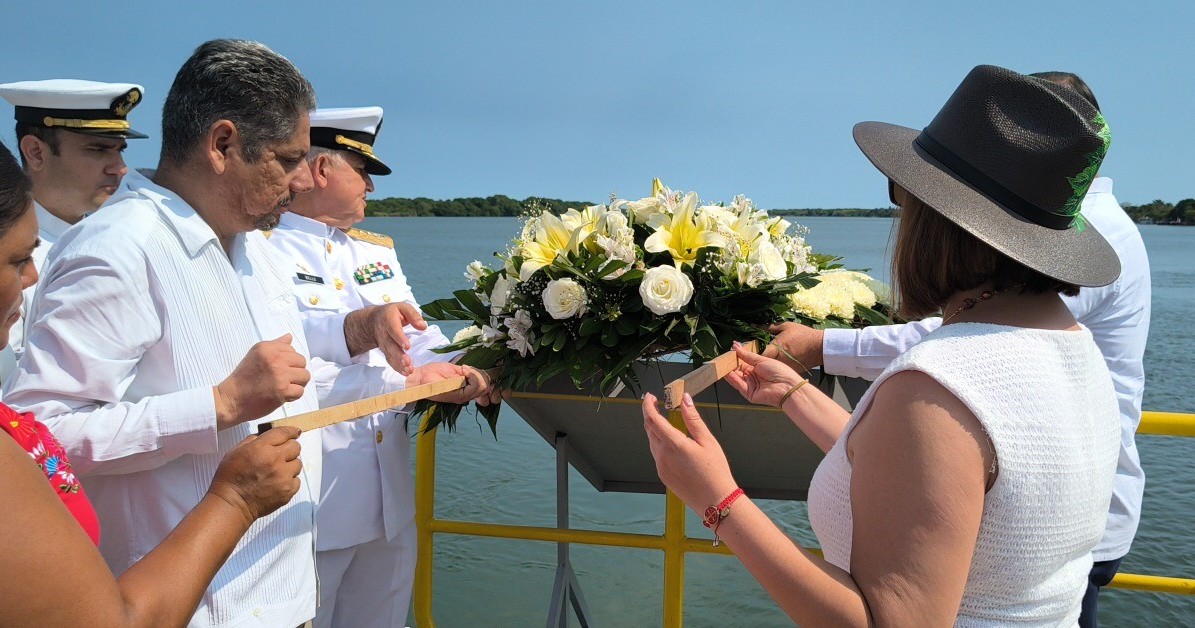 integrantes del presídium depositaron una ofrenda floral