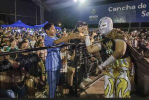 Los luchadores ofrecieron un espectáculo lleno de adrenalina, vuelos y emociones que mantuvo al público al filo de sus asientos durante la función de la Copa Valiente en la colonia Serapio Rendón.