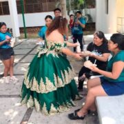Así celebró sus 15: repartiendo comida afuera de hospital en Mérida