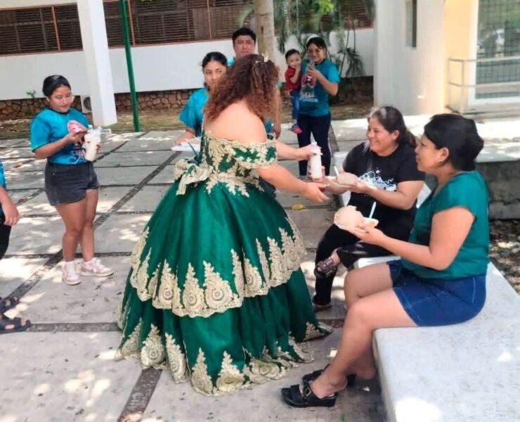 Así celebró sus 15: repartiendo comida afuera de hospital en Mérida