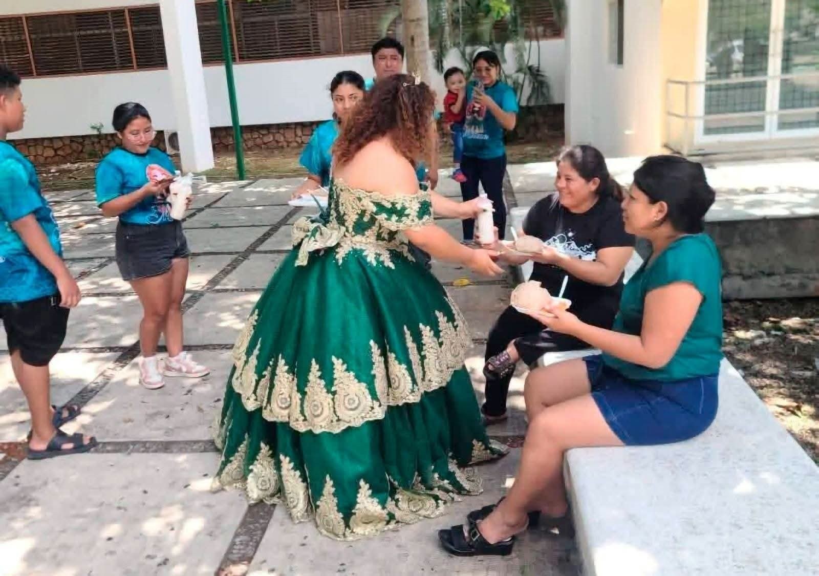 Así celebró sus 15: repartiendo comida afuera de hospital en Mérida
