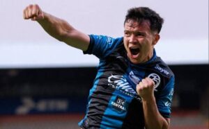 Alí Ávila fue la figura de Querétaro al firmar un doblete, incluido el gol del triunfo en el tiempo de compensación, para vencer 2-1 a Pachuca.