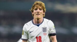 Anthony Gordon remató dentro del área para marcar el 1-0 de Inglaterra ante Argentina, en una jugada de contragolpe que sorprendió a la defensa albiceleste durante la semifinal.