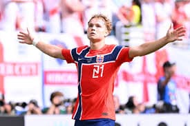 Andreas Schjelderup abrió el marcador para Noruega con un potente disparo, pero su selección terminó cayendo 2-1 ante Inglaterra en los tiempos extras.