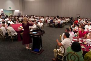 La senadora Verónica Camino Farjat encabezó un encuentro con la comunidad jurídica de Yucatán durante la Celebración del Día del Abogado, donde destacó la importancia de fortalecer la justicia local y garantizar mejores condiciones para el acceso ciudadano a la legalidad.