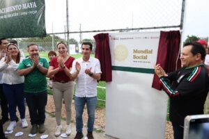Rommel Pacheco, titular de la CONADE, y el gobernador Joaquín “Huacho” Díaz Mena encabezaron la entrega de nuevas canchas deportivas en Mérida, fortaleciendo la infraestructura y las oportunidades para las familias yucatecas.