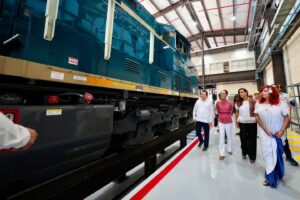 El Tren Maya de Carga permitirá conectar sectores industriales, comerciales, agroalimentarios y portuarios, generando nuevas oportunidades de inversión y empleos mejor pagados para las familias yucatecas.